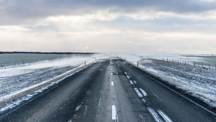 Droga w zimowym krajobrazie, zamieć śnieżna - obrazy, fototapety, plakaty