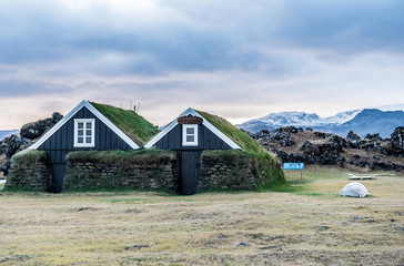 Zielone dachy, domki Islandzkie, hobbit