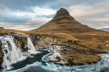 Kirkjufell – najsłynniejsza góra Islandii - obrazy, fototapety, plakaty