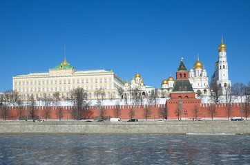 Obraz premium Spring view of the Moscow Kremlin and The Kremlin embankment on a Sunny day. Moscow, Russia