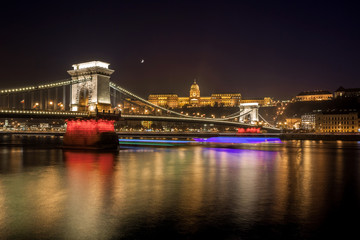 Szechenyi Chain Bridge on the Danube rive at night. Budapest, Hungary.