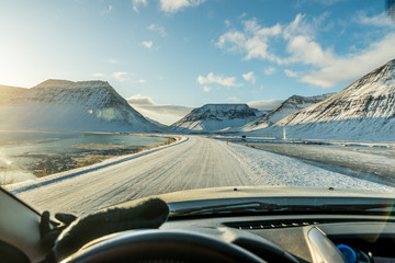 Droga z za kierownicy w zimowym krajobrazie - obrazy, fototapety, plakaty