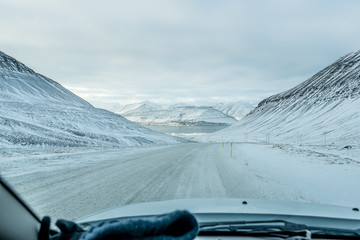 Droga z za kierownicy w zimowym krajobrazie