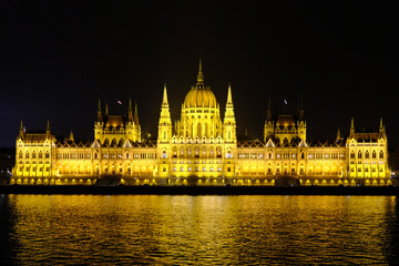 Obraz premium Illuminated Hungarian Parliament building with reflection in Danube river at night. Budapest, Hungary.