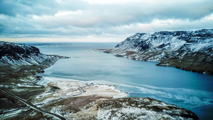 Krajobraz górski zimowy z drona, Islandia