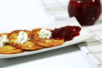 Naleśniki, racuchy serowe z powidłami, drzemem i bitą śmietaną. © Stanisław Błachowicz