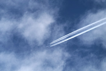 Passagierflugzeug mit Kondensstreifen fliegt in großer Höhe in Wolke - Stockfoto