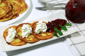 Naleśniki, racuchy serowe z powidłami, drzemem i bitą śmietaną. © Stanisław Błachowicz