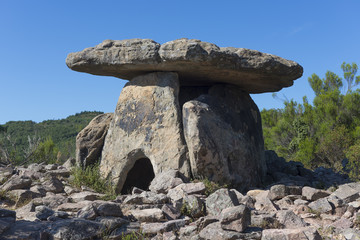 Dolmen en pleine nature. Dolmen in the middle of nature.