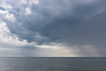 Naklejka na ściany i meble mer et ciel nuageux, orageux. cloudy, stormy sea and sky.