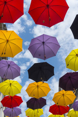 Fototapeta na wymiar parapluies suspendus dans une rue de Cherbourg