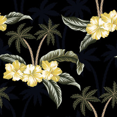 Tropische vintage Hawaiiaanse palmbomen, gele hibiscusbloem en groene palmbladeren naadloze bloemmotief zwarte achtergrond. Exotisch junglebehang.