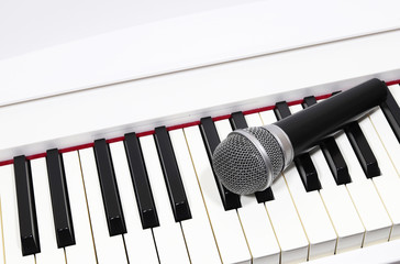 One microphone on the piano keyboard