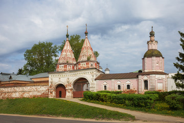 Fototapeta na wymiar Holy gates of Rizopolozhensky monastery, Suzdal