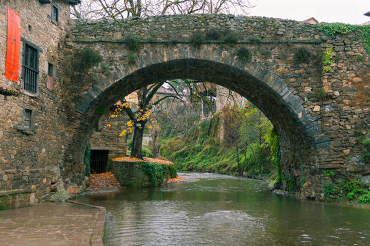 Puente con el r&iacute;o crecido en invierno, Potes, Cantabria, Espa&ntilde;a