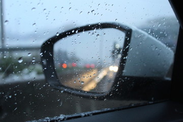 Guidare sotto la pioggia in inverno