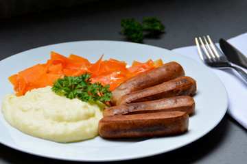 Tofuwürstchen mit Kartoffelbrei und Möhren