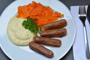 Tofuwürstchen mit Kartoffelbrei und Möhren