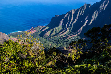 Fototapeta na wymiar Nā Pali Coast in Hawaii with blue sea and green vegetation