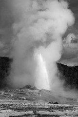 Geyser wit steam