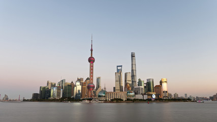 Naklejka premium piękny Szanghaj Lujiazui Pejzaż z niebieskim tle nieba widziana z bund w zachodzie słońca.