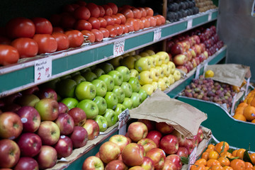 Fototapeta na wymiar Various apples on store shelves