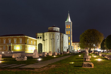 Fototapeta na wymiar St. Donat church, forum and Cathedral of St. Anastasia bell tower in Zadar at night, Croatia 
