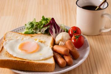コーヒーとパンとトマトとレタスと卵の朝食
