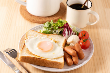 食パンとサラダとコーヒー