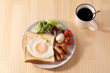 食パンと野菜とコーヒー