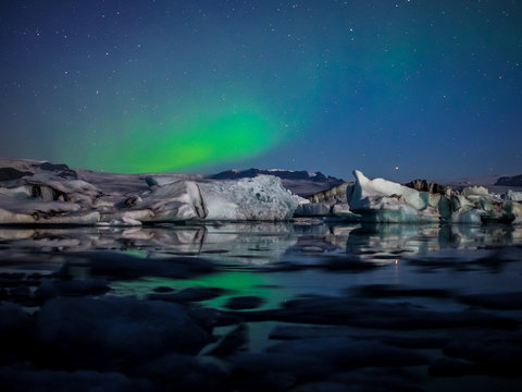 Artic light (aurora borealis) over jokulsarlon, iceland