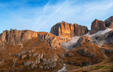 Fototapeta na wymiar Sunrise in Italian dolomites during autumn