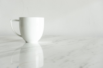 Obraz na płótnie Canvas white coffee cup on marble table