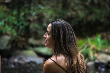 Naklejka premium Beautiful young woman with long hair smiling in nature