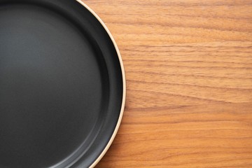 お皿と木のテーブル
