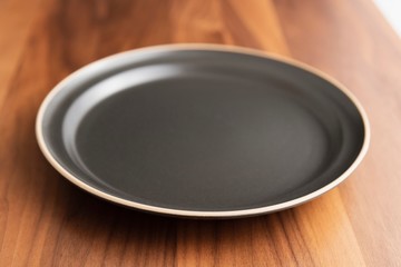 お皿と木のテーブル