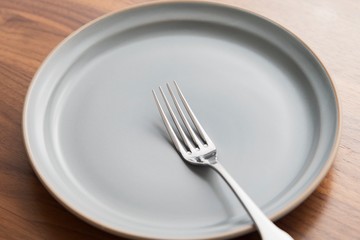 お皿と木のテーブル