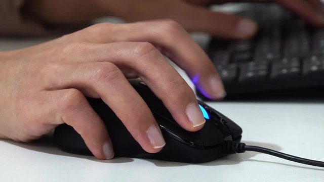 パソコンの作業する人