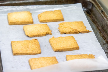 焼きたての四角いクッキー