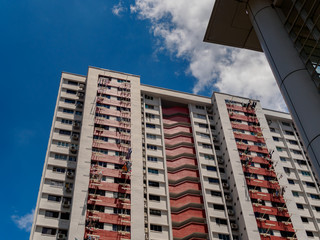 Fototapeta na wymiar SINGAPORE – 6 MAY 2019 – An old block of government built public housing flats (HDB flats)