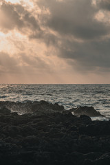 Obraz premium Sunset on the rocky seashore