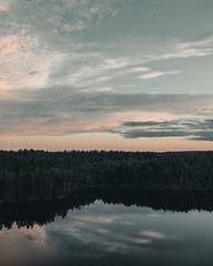 Obraz premium Sunset on the lake in the summer forest