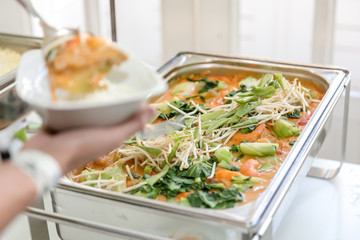 Curry mit Garnelen am Buffet