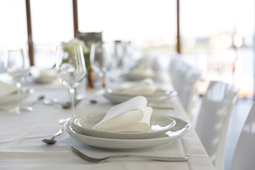 schlichte Tischdekoration in weiß