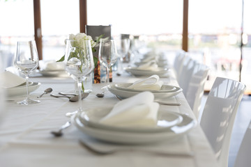 Weiß und modern eingedeckter Raum