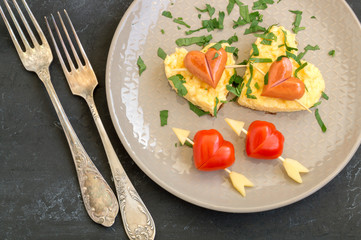 For Breakfast on Valentine's Day can be omlette with bread in the shape of a heart. The view from the top