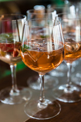 Weingläser gefüllt mit Aperitiv Aperol Spritz