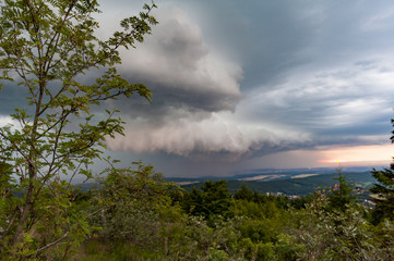 Ein Sturmtief zieht über dem Großen Feldberg im Taunus, Hessen auf