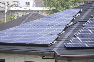 solar panels on roof 太陽光パネル 　ソーラーパネル