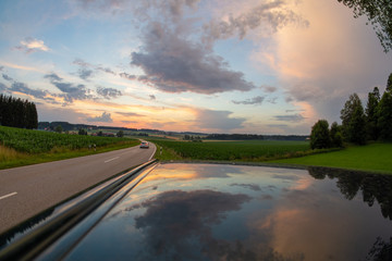 Landstraße mit Fischauge bei beginnender Abenddämmerung